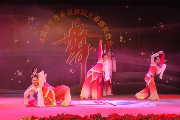 小白鸽舞蹈学习参加首届济宁市电视舞蹈大赛