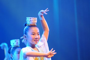 小白鸽中国舞初级班舞蹈《顶碗舞》