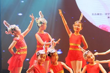 小白鸽中国舞初级班舞蹈《鱼精灵》