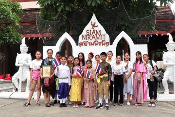 小白鸽舞蹈学校与泰国小朋友合影